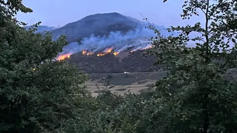 Bombeiros controlam grande incêndio de tojo em Arthur’s Seat, no centro de Edimburgo - Imagem do artigo original