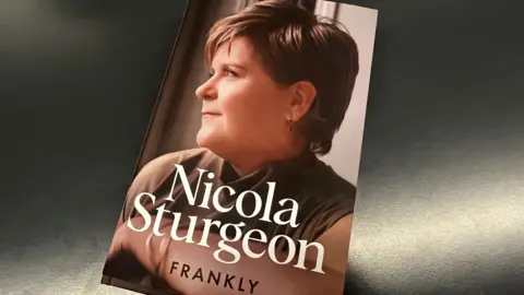 Lançamento de “Frankly” revela bastidores da gestão e vida pessoal de Nicola Sturgeon - Imagem do artigo original