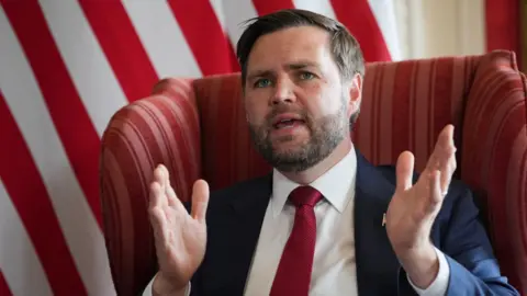 Vice-presidente dos EUA, JD Vance, se reúne com dirigentes conservadores Robert Jenrick e Chris Philp na zona rural inglesa - Imagem do artigo original
