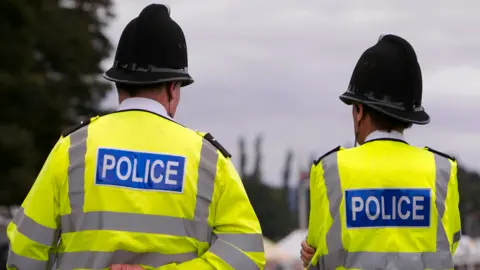 Polícia britânica recebe orientação para divulgar nacionalidade e etnia de suspeitos em casos de alto perfil - Imagem do artigo original