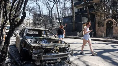 Incêndios e onda de calor superior a 40 °C obrigam evacuações em série no sul da Europa - Imagem do artigo original