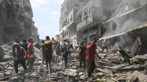 Bombardeios israelenses se intensificam em Gaza enquanto países cobram medidas contra fome iminente - Imagem do artigo original