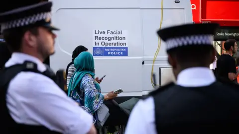 Governo britânico dobra frota de vans com reconhecimento facial ao vivo para apoiar investigações policiais - Imagem do artigo original