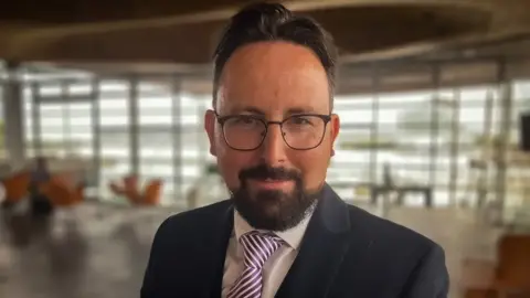 Parlamentar galês Hefin David, do Partido Trabalhista, morre aos 47 anos - Imagem do artigo original