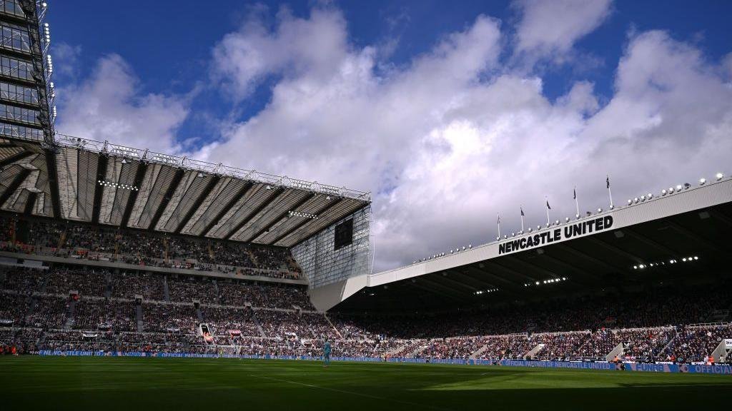 Newcastle busca união diante da pressão pela saída de Alexander Isak - Imagem do artigo original