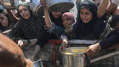 Organizações humanitárias pedem que Israel suspenda uso de ajuda como “arma” em Gaza - Imagem do artigo original