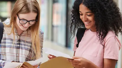 Estudantes do Reino Unido aguardam notas de A-level, T-level e BTec após ajustes pós-pandemia - Imagem do artigo original