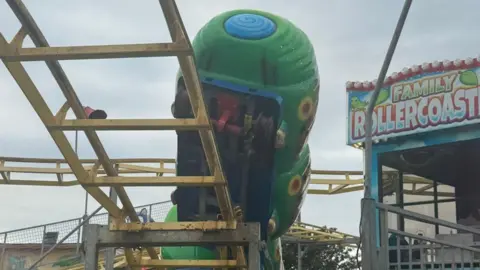 Acidente em montanha-russa infantil fere 14 pessoas no parque Coney Beach em Porthcawl - Imagem do artigo original