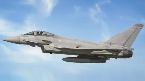 Jato da RAF rompe barreira do som ao escoltar avião civil até Stansted após perda de contato - Imagem do artigo original